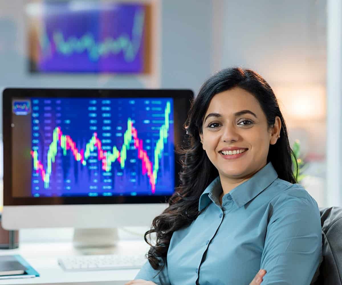 Students learning stock market courses in Chennai at Classroom Of Traders